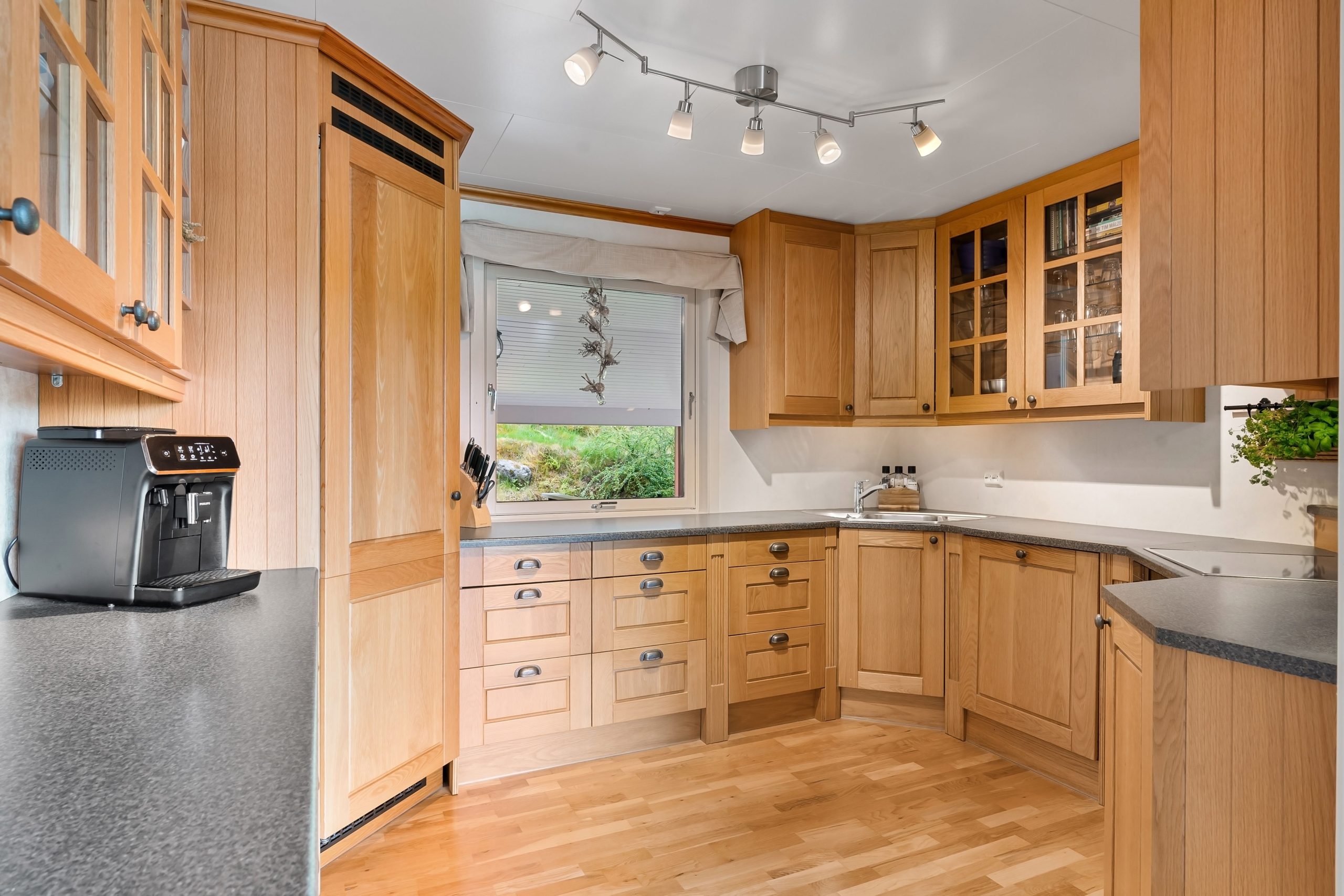 5 Best Worktop Installers in Glasgow - Explore surfaces for your kitchen renovation